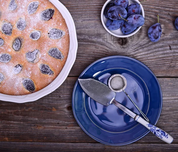 Plum cake on wooden background — Stock Photo, Image