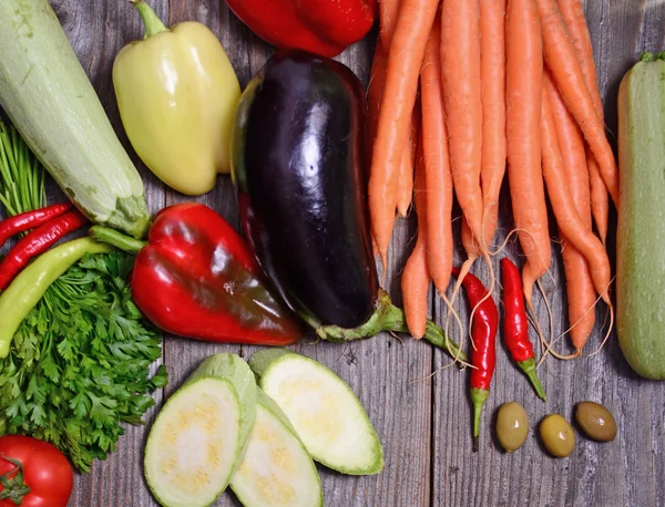 Verduras sobre fondo de madera — Foto de Stock