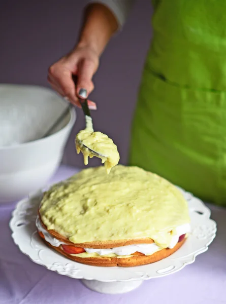 Nő kézzel tegye puding torta kéreg — Stock Fotó