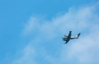 Uçaklar İsrail 'deki bulutların arka planında uçuyor.