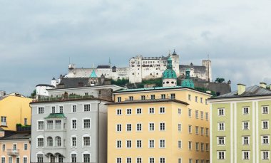 Şehirden Salzburg kale manzarası