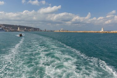 Gökyüzü ve bulutların arka planında Hayfa kıyısı