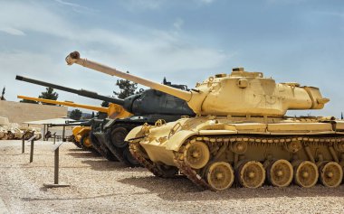 İsrail 'de eski tankların ve zırhlı araçların toplanması