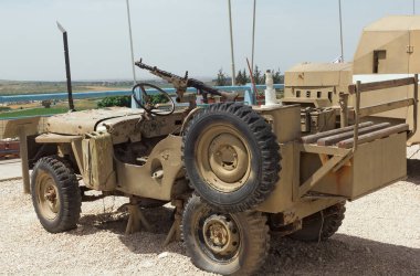 İsrail 'de makineli tüfekli eski ordu aracı