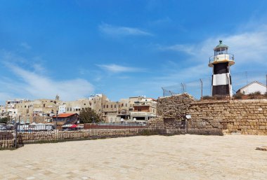 İsrail 'in Akko kentindeki kale duvarındaki deniz feneri.