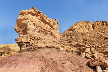 Eilat çölündeki dağların ilginç şekilleri.
