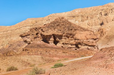 Eilat çölündeki dağların ilginç şekilleri.