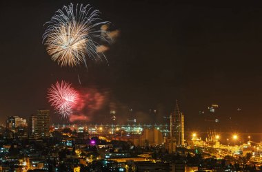 Hayfa Körfezi 'nin arka planında güzel havai fişekler.