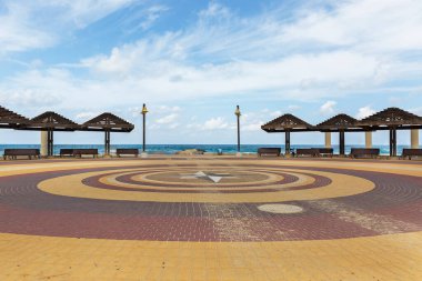 Hayfa 'daki bulutların arka planında bir kumsal