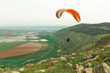 Çayırların üzerinde paraşütle uçmak