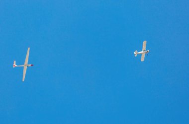 Uçak turistlerle dolu bir planörü çekiyor.