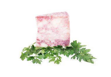 Beyaz arka planda maydanozlu lezzetli peynir.