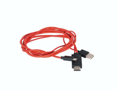 Siyah HDMI kablosu beyaz arkaplanda izole edilmiş kırmızı