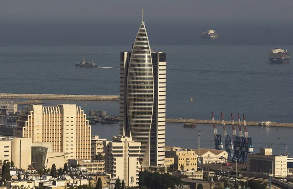 Hayfa, İsrail - 6 Kasım 2012: Yelken şeklinde ofis binası