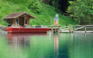 Gölde kırmızı tekne Blausee
