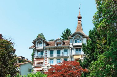 Ağaçların arasında güzel bir bina