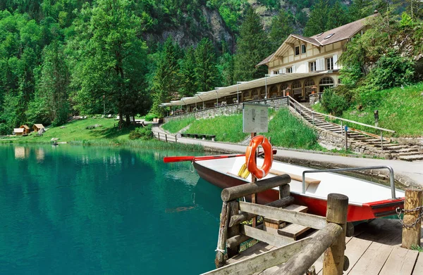 Gölde kırmızı tekne Blausee