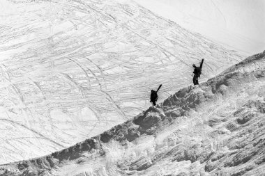 Mont Blanc bölgesinde kar altında kayakçılar