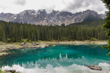 İtalya 'daki Carezza Gölü manzarası
