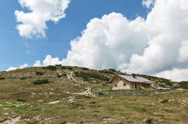 Dolomite Alpleri 'nin panoraması İtalya' da Cime di Lavaredo