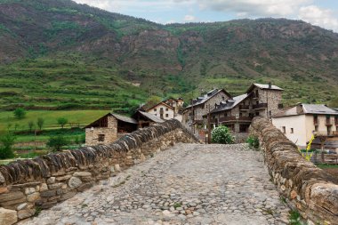 İspanya 'nın Espot köyündeki eski köprü.