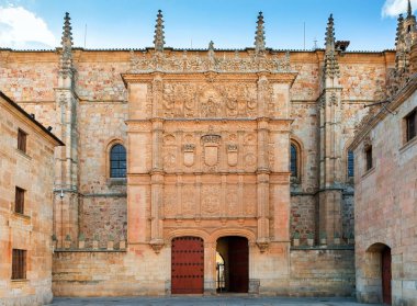 İspanya, Salamanca 'daki en eski üniversitenin kuleleri