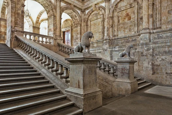 İspanya Salamanca Üniversitesi 'nin ana merdiveni.