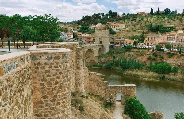 Kaunis Roomalainen Silta Toledossa — kuvapankkivalokuva