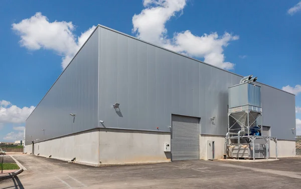 Exterior Fábrica Sobre Fondo Nubes — Foto de Stock