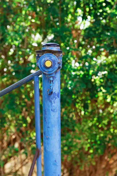 Demir bir direkte çan düğmesi