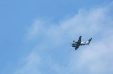 Uçaklar İsrail 'deki bulutların arka planında uçuyor.