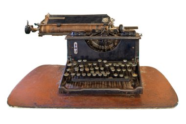Beyaz arkaplanda izole edilmiş eski daktilo