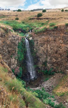 İsrail 'de mavi gökyüzüne karşı Gamla şelalesi