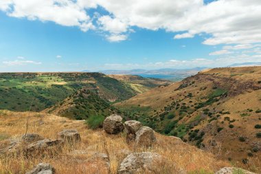 İsrail 'de mavi gökyüzüne karşı Gamla kanyonu