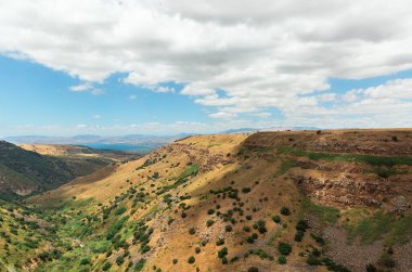 İsrail 'de mavi gökyüzüne karşı Gamla kanyonu