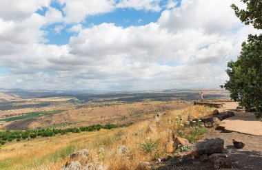 İsrail 'de mavi gökyüzüne karşı Golan Tepeleri manzarası