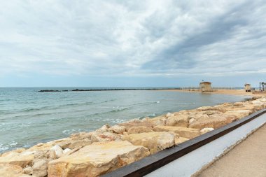 Akdeniz, Hayfa, İsrail 'de yalnız romantik bir plaj manzarası.