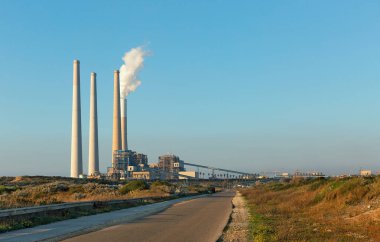 İsrail 'de gün batımında elektrik santraline giden yol