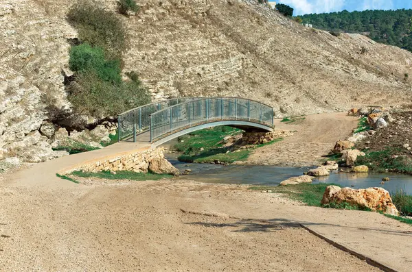 Puente Peatonal Sobre Río Fondo Una Montaña Piedra Israel — Foto de Stock