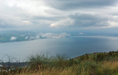 İsrail 'in arka planında Kinneret Gölü Panoraması