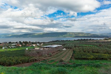 İsrail 'in arka planında Kinneret Gölü Panoraması