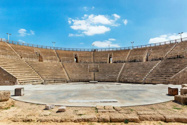 Caesarea Israel 'deki büyük ve güzel antik amfitiyatro.