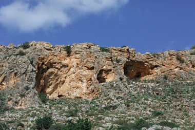 arkaplandaki dağlar