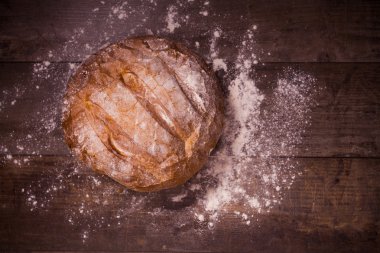 Taze pişmiş ekmek un üzerinde ahşap bir masa ile kaplı