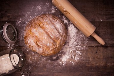 Taze pişmiş ekmek un üzerinde ahşap bir masa ile kaplı