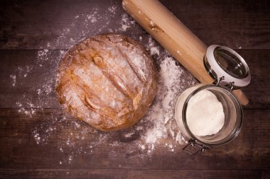 Taze pişmiş ekmek un üzerinde ahşap bir masa ile kaplı