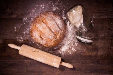 Taze pişmiş ekmek un üzerinde ahşap bir masa ile kaplı