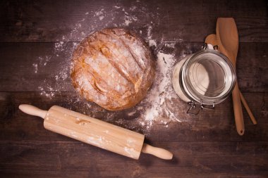 Taze pişmiş ekmek un üzerinde ahşap bir masa ile kaplı