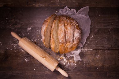 Taze pişmiş ekmek un üzerinde ahşap bir masa ile kaplı