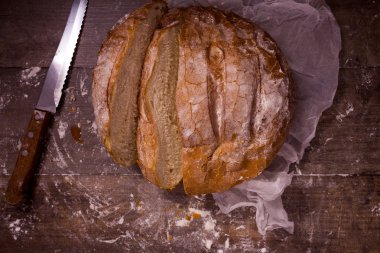 Taze pişmiş ekmek un üzerinde ahşap bir masa ile kaplı